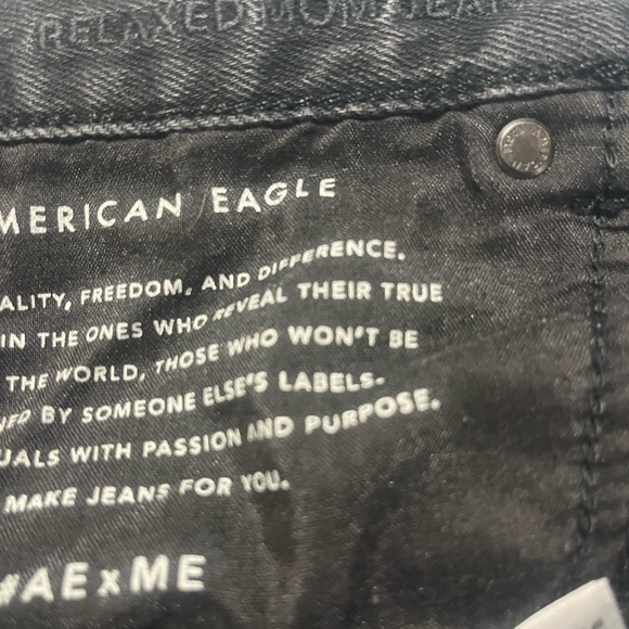 American Eagle Distressed Relaxed mom jeans - Picture 3 of 4
